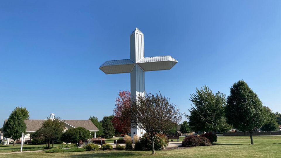 Ein meterhohes Kreuz in Harmony, Wisconsin