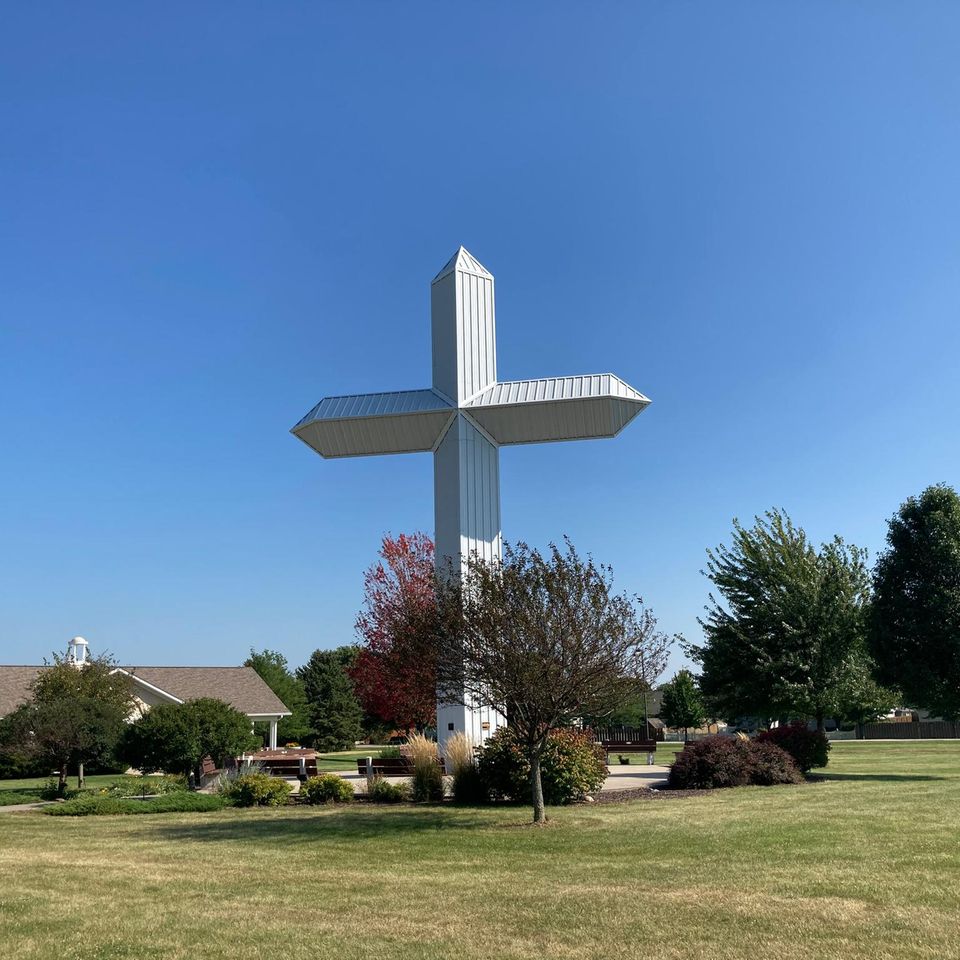 Ein meterhohes Kreuz in Harmony, Wisconsin