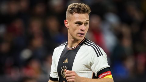 Joshua Kimmich trägt im DFB-Dress die Kapitänsbinde