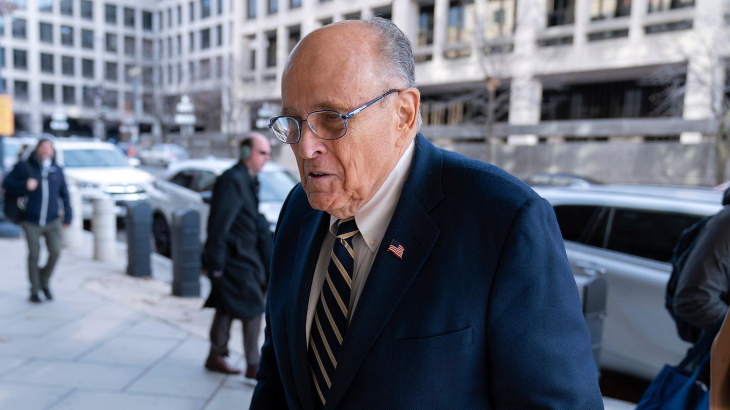 Rudy Giuliani: Trump’s ex-lawyer’s apartments could be seized