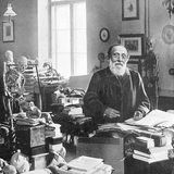 der deutsche Pathologe und Politiker Rudolf Virchow in seinem Arbeitszimmer umringt von Unterlagen und Skeletten