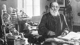 der deutsche Pathologe und Politiker Rudolf Virchow in seinem Arbeitszimmer umringt von Unterlagen und Skeletten