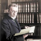 Portrait von Paul Ehrlich in seiner Bibliothek mit einem Buch in der Hand