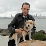 Timothy Ray Brown, der einzige Mann, von dem bekannt ist, dass er offenbar von AIDS geheilt wurde, mit seinem Hund Jack
