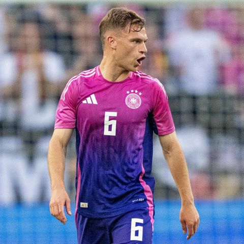 Joshua Kimmich gibt Kommandos auf dem Fußballfeld