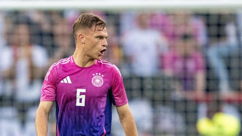 Joshua Kimmich gibt Kommandos auf dem Fußballplatz