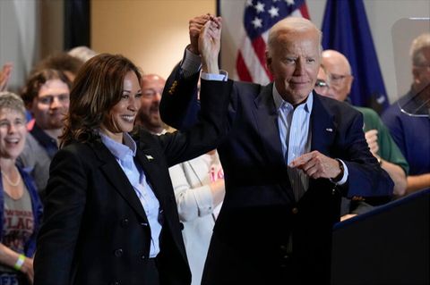 Hand in Hand für den Sieg: US-Präsident Joe Biden und Präsidentschaftskandidatin Kamala Harris beim Wahlkampf in Pittsburgh