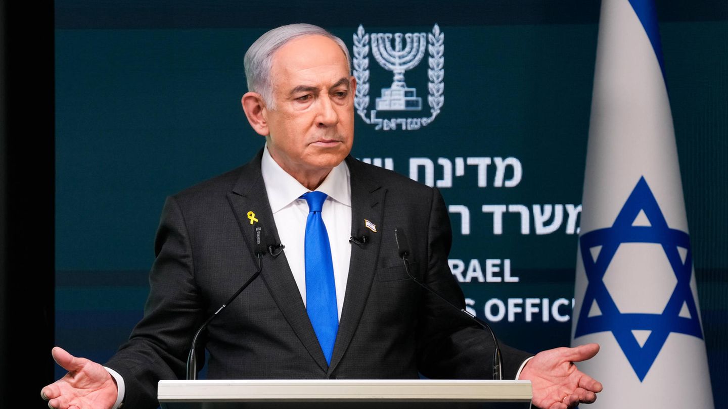 Sechs Tote Geiseln: Während Israel bitteren Abschied nimmt von den zuletzt im Gazastreifen getöteten Geiseln, schwört der von Hinterbliebenen kritisierte Regierungschef Benjamin Netanjahu Vergeltung. Er kündigte an, die Hamas werde einen "sehr hohen Preis" für die Ermordung der sechs israelischen Geiseln zahlen, deren Leichen vergangene Woche in einem unterirdischen Tunnel im Süden des Gazastreifens entdeckt worden waren Während Israel bitteren Abschied nimmt von den zuletzt im Gazastreifen getöteten Geiseln, schwört der von Hinterbliebenen kritisierte Regierungschef Benjamin Netanjahu Vergeltung. Er kündigte an, die Hamas werde einen "sehr hohen Preis" für die Ermordung der sechs israelischen Geiseln zahlen, deren Leichen vergangene Woche in einem unterirdischen Tunnel im Süden des Gazastreifens entdeckt worden waren