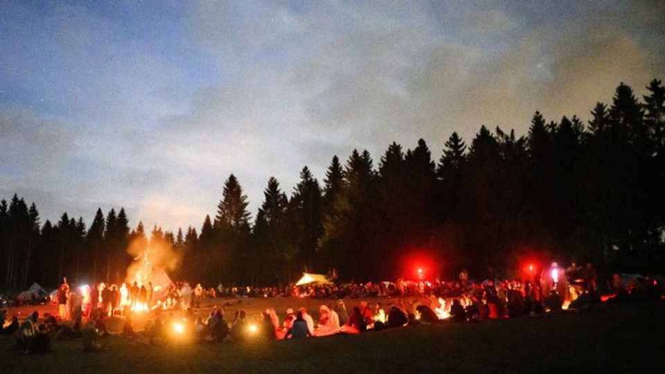 Die illegalen Feuer machten den Landkreisen wegen der Waldbrandgefahr sorgen. (Archivbild) Foto: Julian Stratenschulte/dpa