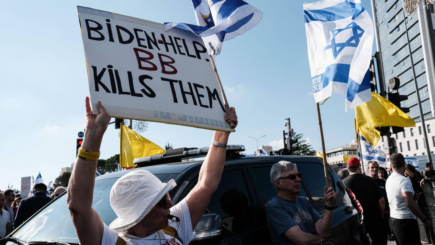 Er selbst steht massiv in der Kritik, weil Angehörige der Geiseln ihm vorwerfen, den Tod der Entführten durch seine kompromisslose Haltung in den Verhandlungen mit der islamistischen Terrororganisation Hamas billigend in Kauf genommen zu haben. Diese Demonstrantin vor dem Amtssitz des Premierministers in Jerusalem bittet US-Präsident Joe Biden um Hilfe, denn "BB tötet sie". "Bibi" ist der Spitzname von Benjamin Netanjahu