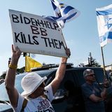 Er selbst steht massiv in der Kritik, weil Angehörige der Geiseln ihm vorwerfen, den Tod der Entführten durch seine kompromisslose Haltung in den Verhandlungen mit der islamistischen Terrororganisation Hamas billigend in Kauf genommen zu haben. Diese Demonstrantin vor dem Amtssitz des Premierministers in Jerusalem bittet US-Präsident Joe Biden um Hilfe, denn "BB tötet sie". "Bibi" ist der Spitzname von Benjamin Netanjahu