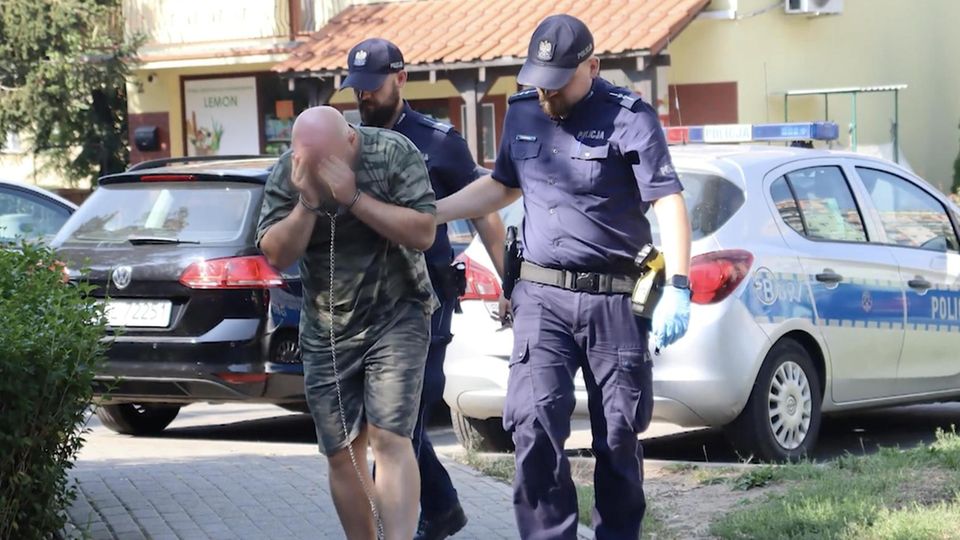 Ein Mann soll in Polen eine Frau mehr als fünf Jahre lang in einem Schweinestall festgehalten haben. Er wird beschuldigt, die Frau misshandelt und wiederholt vergewaltigt zu haben.
