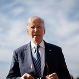 Auch US-Präsident Joe Biden, der weiterhin auf einen Geisel-Deal hofft, kritisierte Netanjahu. Auf die Frage, ob der israelische Ministerpräsident genug tue, um ein Abkommen zu erreichen, entgegnete Biden bei einem Auftritt in Washington: "Nein." Gleichwohl sei man einer finalen Vereinbarung zur Freilassung der restlichen Geiseln aus der Hand der Hamas "sehr nah". Dazu befragt, was ihn nach den vielen erfolglosen Anläufen für einen Deal zu dieser Einschätzung bringe, antwortete Biden, die Hoffnung sterbe zuletzt