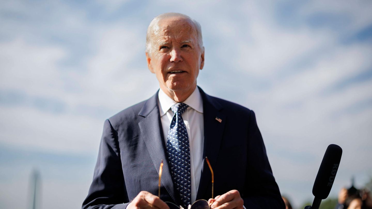 Sechs Tote Geiseln: Auch US-Präsident Joe Biden, der weiterhin auf einen Geisel-Deal hofft, kritisierte Netanjahu. Auf die Frage, ob der israelische Ministerpräsident genug tue, um ein Abkommen zu erreichen, entgegnete Biden bei einem Auftritt in Washington: "Nein." Gleichwohl sei man einer finalen Vereinbarung zur Freilassung der restlichen Geiseln aus der Hand der Hamas "sehr nah". Dazu befragt, was ihn nach den vielen erfolglosen Anläufen für einen Deal zu dieser Einschätzung bringe, antwortete Biden, die Hoffnung sterbe zuletzt Auch US-Präsident Joe Biden, der weiterhin auf einen Geisel-Deal hofft, kritisierte Netanjahu. Auf die Frage, ob der israelische Ministerpräsident genug tue, um ein Abkommen zu erreichen, entgegnete Biden bei einem Auftritt in Washington: "Nein." Gleichwohl sei man einer finalen Vereinbarung zur Freilassung der restlichen Geiseln aus der Hand der Hamas "sehr nah". Dazu befragt, was ihn nach den vielen erfolglosen Anläufen für einen Deal zu dieser Einschätzung bringe, antwortete Biden, die Hoffnung sterbe zuletzt