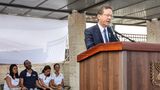 Bei der Beisetzung der getöteten Geisel Hersh Goldberg-Polin sprach auf Einladung der Familie Israels Präsident Izchak Herzog. Auch er bat in seiner Trauerrede um Vergebung, "dass es uns nicht gelungen ist, euren Hersh lebendig zurückzubringen". Israels Entscheidungsträger stünden nun vor einer dringenden Aufgabe, sagte Herzog: "Die zu retten, die noch gerettet werden können." Kämpfer der islamistischen Hamas hatten den US-Israeli Goldberg-Polin am 7. Oktober 2023 vom Nova-Musikfestival in den Gazastreifen verschleppt. Er wurde nur 23 Jahre alt