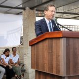 Bei der Beisetzung der getöteten Geisel Hersh Goldberg-Polin sprach auf Einladung der Familie Israels Präsident Izchak Herzog. Auch er bat in seiner Trauerrede um Vergebung, "dass es uns nicht gelungen ist, euren Hersh lebendig zurückzubringen". Israels Entscheidungsträger stünden nun vor einer dringenden Aufgabe, sagte Herzog: "Die zu retten, die noch gerettet werden können." Kämpfer der islamistischen Hamas hatten den US-Israeli Goldberg-Polin am 7. Oktober 2023 vom Nova-Musikfestival in den Gazastreifen verschleppt. Er wurde nur 23 Jahre alt