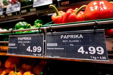 Die Inflation macht sich bemerkbar – nicht nur die Preise, sondern auch das Kaufverhalten passt sich an. Was sich geändert hat, sehen Sie im Video.       