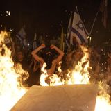 Bei Demonstrationen in mehreren Teilen Israels forderten Tausende Menschen ein Abkommen über die Freilassung der noch immer im Gazastreifen festgehaltenen Geiseln. Auch in der Nähe von Netanjahus Wohnhaus kam es wenige Stunden nach der Beerdigung einer getöteten Geisel zu Protesten mit mehreren tausend Teilnehmern. "Eure Entscheidungen führen zu ihrem Tod", zitierten israelische Medien aus der Rede eines Mannes, dessen Bruder noch immer in der Gewalt der Hamas ist