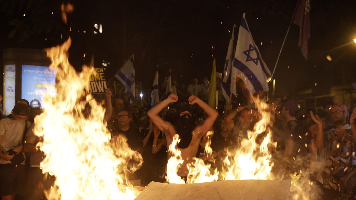 Sechs Tote Geiseln: Bei Demonstrationen in mehreren Teilen Israels forderten Tausende Menschen ein Abkommen über die Freilassung der noch immer im Gazastreifen festgehaltenen Geiseln. Auch in der Nähe von Netanjahus Wohnhaus kam es wenige Stunden nach der Beerdigung einer getöteten Geisel zu Protesten mit mehreren tausend Teilnehmern. "Eure Entscheidungen führen zu ihrem Tod", zitierten israelische Medien aus der Rede eines Mannes, dessen Bruder noch immer in der Gewalt der Hamas ist Bei Demonstrationen in mehreren Teilen Israels forderten Tausende Menschen ein Abkommen über die Freilassung der noch immer im Gazastreifen festgehaltenen Geiseln. Auch in der Nähe von Netanjahus Wohnhaus kam es wenige Stunden nach der Beerdigung einer getöteten Geisel zu Protesten mit mehreren tausend Teilnehmern. "Eure Entscheidungen führen zu ihrem Tod", zitierten israelische Medien aus der Rede eines Mannes, dessen Bruder noch immer in der Gewalt der Hamas ist