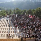 Tausende säumten am Montag in Jerusalem den Trauerzug, um Goldberg-Polin das letzte Geleit zu geben. Die Beisetzung wurde über soziale Medien im Internet übertragen