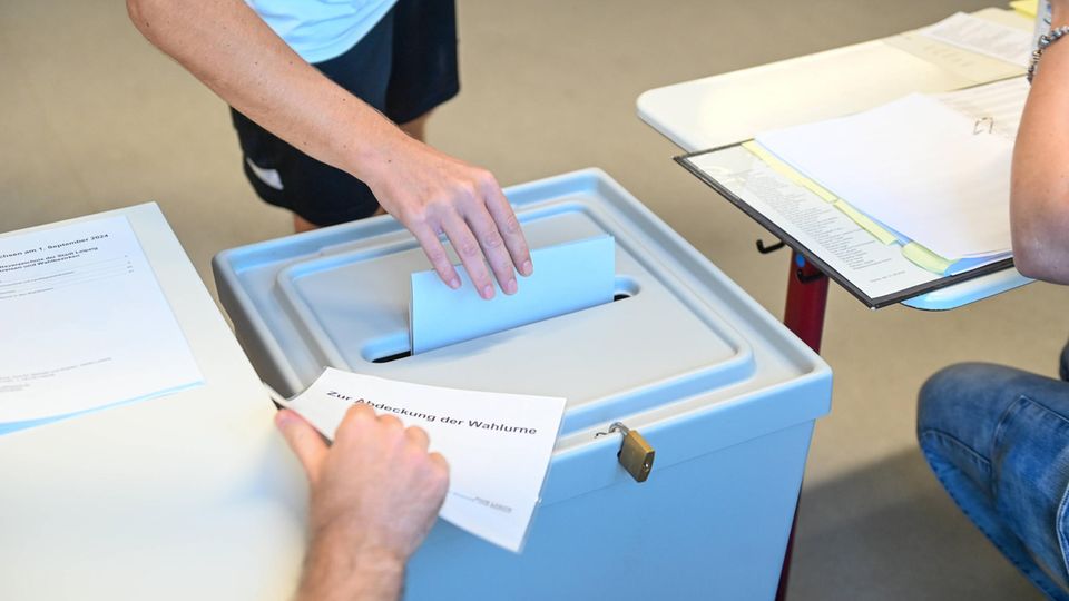 Wähler geben ihre Stimme zur Landtagswahl 2024 in Leipziger Wahllokalen ab.