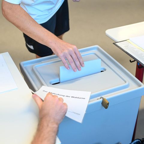 Wähler geben ihre Stimme zur Landtagswahl 2024 in Leipziger Wahllokalen ab.