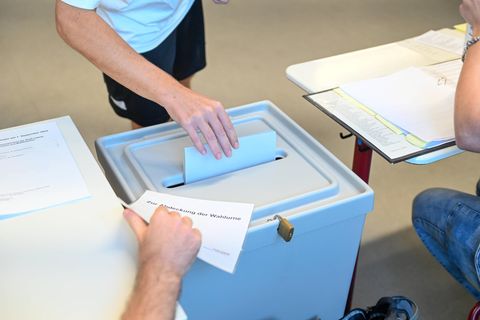 Wähler geben ihre Stimme zur Landtagswahl 2024 in Leipziger Wahllokalen ab.
