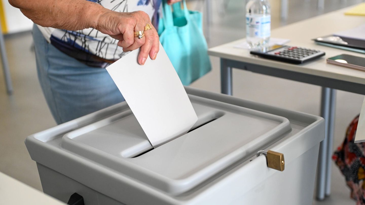 Wähler geben ihre Stimme zur Landtagswahl 2024 in Leipziger Wahllokalen ab.