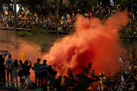 Viele Städte und Gemeinden schlossen sich dem Protest an, andere verweigerten dies, weil sie eher der Regierung nahestehen. Ein Arbeitsgericht ordnete am Montagmittag schließlich ein vorzeitiges Ende des Streiks an, weil dieser politisch motiviert sei. Gestoppt hat das die Proteste nicht – und es gibt neue Aufrufe