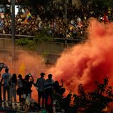 Viele Städte und Gemeinden schlossen sich dem Protest an, andere verweigerten dies, weil sie eher der Regierung nahestehen. Ein Arbeitsgericht ordnete am Montagmittag schließlich ein vorzeitiges Ende des Streiks an, weil dieser politisch motiviert sei. Gestoppt hat das die Proteste nicht – und es gibt neue Aufrufe