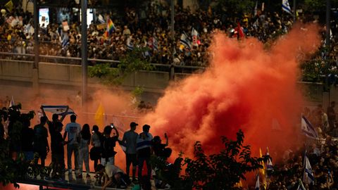 Viele Städte und Gemeinden schlossen sich dem Protest an, andere verweigerten dies, weil sie eher der Regierung nahestehen. Ein Arbeitsgericht ordnete am Montagmittag schließlich ein vorzeitiges Ende des Streiks an, weil dieser politisch motiviert sei. Gestoppt hat das die Proteste nicht – und es gibt neue Aufrufe