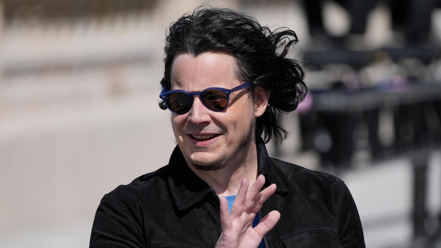 US-Wahlkampf: "Oh, denkt nicht einmal daran, meine Musik zu benutzen, Ihr Faschisten". Dies schrieb Jack White auf Instagram, nachdem er gesehen hatte, dass Trump "Seven Nation Army" von den White Stripes zur Untermalung seiner Auftritte spielte. Jetzt hat White eine Armee von Anwälten beauftragt: "In dieser Sache kommt noch die Klageschrift meiner Anwälte (die Du zu Deinen 5000 anderen legen kannst)" "Oh, denkt nicht einmal daran, meine Musik zu benutzen, Ihr Faschisten". Dies schrieb Jack White auf Instagram, nachdem er gesehen hatte, dass Trump "Seven Nation Army" von den White Stripes zur Untermalung seiner Auftritte spielte. Jetzt hat White eine Armee von Anwälten beauftragt: "In dieser Sache kommt noch die Klageschrift meiner Anwälte (die Du zu Deinen 5000 anderen legen kannst)"