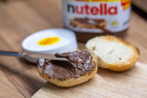 Ein Brötchen mit Nutella beschmiert