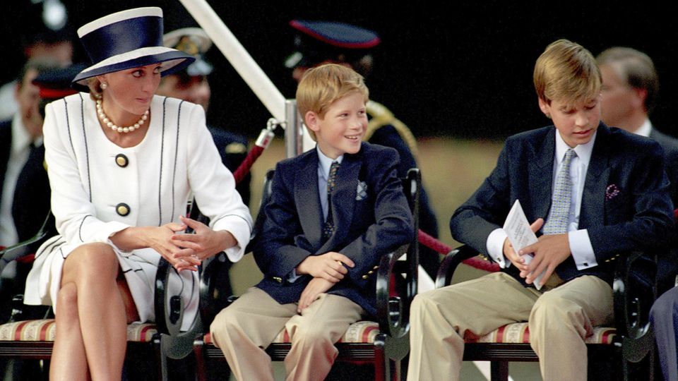 Prinz Harry, seine Mutter Diana und sein Bruder William sitzen nebeneinander