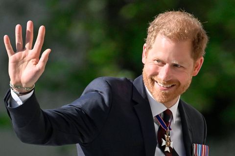 Prinz Harry, winkt mit dem rechten Arm in der Doku "Harry – Schicksalsjahre eines Prinzen"