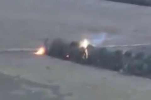 Ukraine: Fliegender Flammenwerfer: Videoaufnahmen sollen "Flammendrohne" zeigen