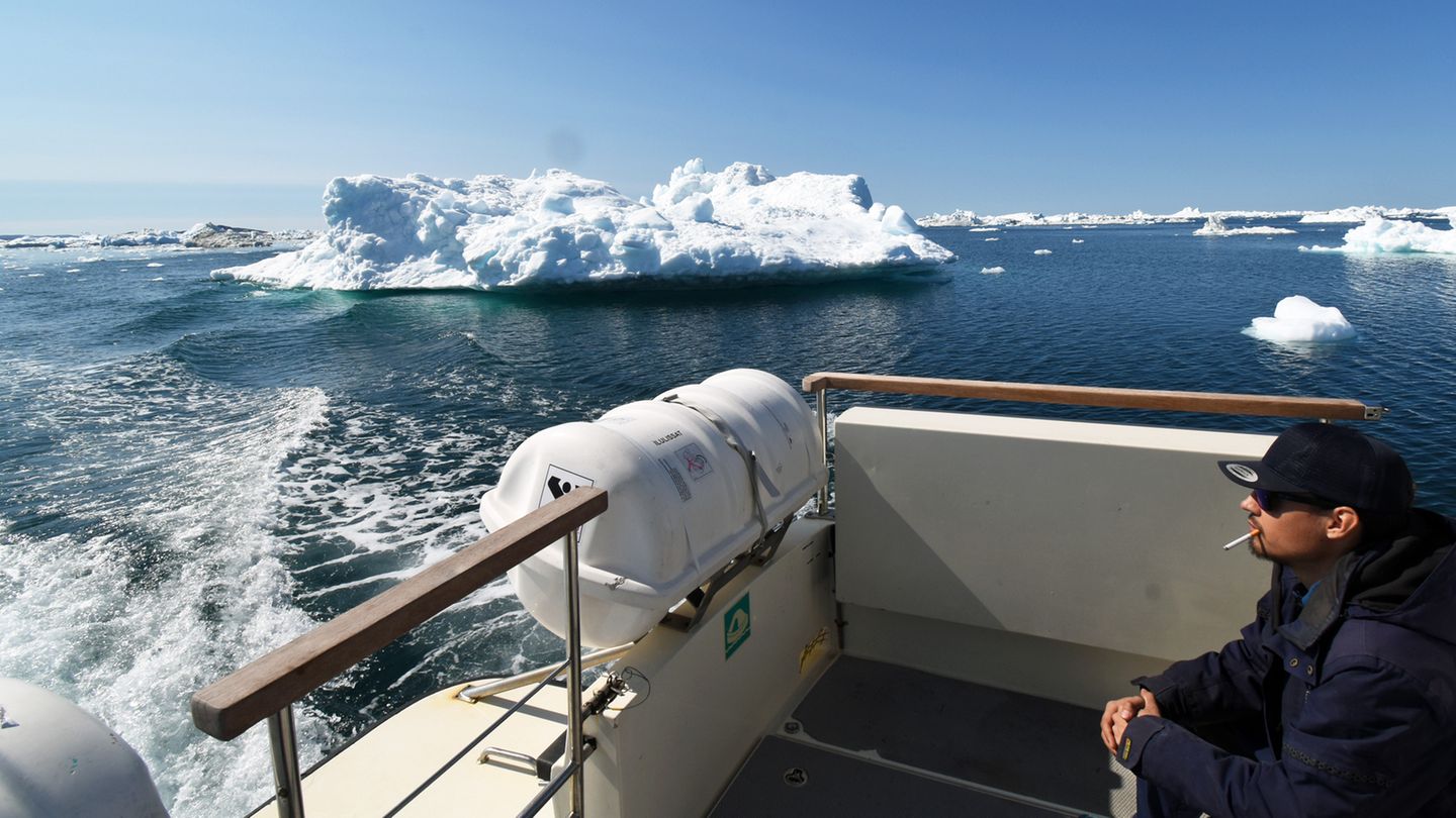 Ortswechsel nach Ilimanaq auf der Südseite des Eisfjords. Dafür muss ein Labyrinth von Eisbergen durchquert werden. 