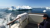 Ortswechsel nach Ilimanaq auf der Südseite des Eisfjords. Dafür muss ein Labyrinth von Eisbergen durchquert werden. 