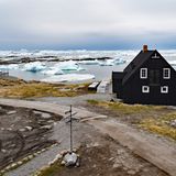 Hier gibt es keine neuen Apartmenthäuser, keine Autos, nur Schneemobile und Schlittenhunde im Winter. Am Hafen steht das renovierte Holzhaus des Missionars Paul Egede aus dem Jahre 1751, in dem jetzt das Gourmetrestaurant "Koks" untergebracht ist.