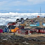 Typisch für Siedlungen in Grönland sind die farbigen Häuser, ein Überbleibsel aus der Kolonialzeit: Rot steht für Bauten der Gemeinde wie Schulen, Gelb für medizinische Einrichtungen, Grün für Geschäfte oder Blau für Unterkünfte von Fischern