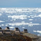 Im Kontrast zu den traditionellen Häusern wurden 15 Bungalows der Ilimanaq-Lodge errichtet, die im Rahmen eines Tourismusprojektes Besucher für einen mehrtägigen Aufenthalt anlocken sollen.