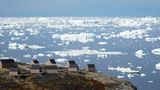 Im Kontrast zu den traditionellen Häusern wurden 15 Bungalows der Ilimanaq-Lodge errichtet, die im Rahmen eines Tourismusprojektes Besucher für einen mehrtägigen Aufenthalt anlocken sollen.