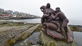 Alles andere als ein Dorf ist Grönlands Hauptstadt Nuuk mit ihren neuen Wohnblocks, die mehr als 500 Kilometer weiter südlich an der Westküste liegt. Im Vordergrund die Granitskulptur mit Sedna, der "Mutter der Meeresgeschöpfe", von der Grönländerin Aka Høegh.