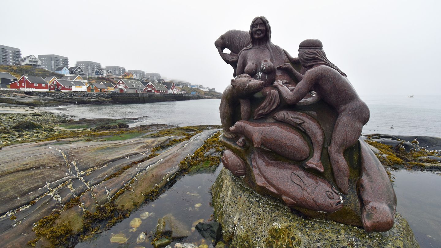 Alles andere als ein Dorf ist Grönlands Hauptstadt Nuuk mit ihren neuen Wohnblocks, die mehr als 500 Kilometer weiter südlich an der Westküste liegt. Im Vordergrund die Granitskulptur mit Sedna, der "Mutter der Meeresgeschöpfe", von der Grönländerin Aka Høegh.