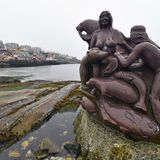 Alles andere als ein Dorf ist Grönlands Hauptstadt Nuuk mit ihren neuen Wohnblocks, die mehr als 500 Kilometer weiter südlich an der Westküste liegt. Im Vordergrund die Granitskulptur mit Sedna, der "Mutter der Meeresgeschöpfe", von der Grönländerin Aka Høegh.