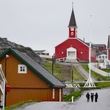 20.000 Menschen, ungefähr ein Drittel der Bevölkerung, leben in dem einzigen Ort Grönlands mit Verkehrsampeln – zwei an der Zahl. Unten am Kolonialhafen finden sich noch alte Gebäude wie die Erlöserkirche …
