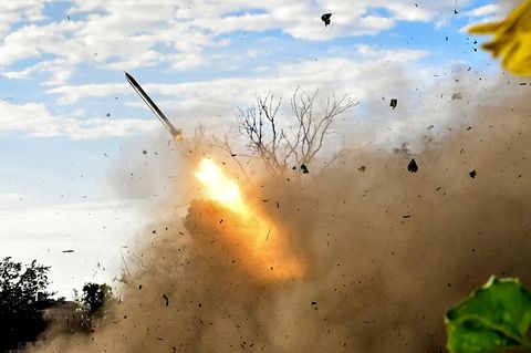 Ein Mehrfachraketenwerfer im Fronteinsatz: Putin greift im Donbass an und Selenskyj bei Kursk