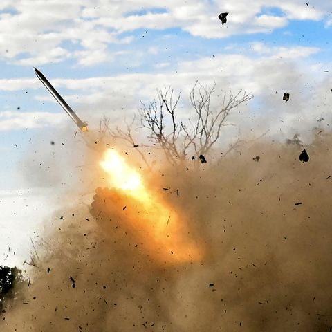 Ein Mehrfachraketenwerfer im Fronteinsatz: Putin greift im Donbass an und Selenskyj bei Kursk