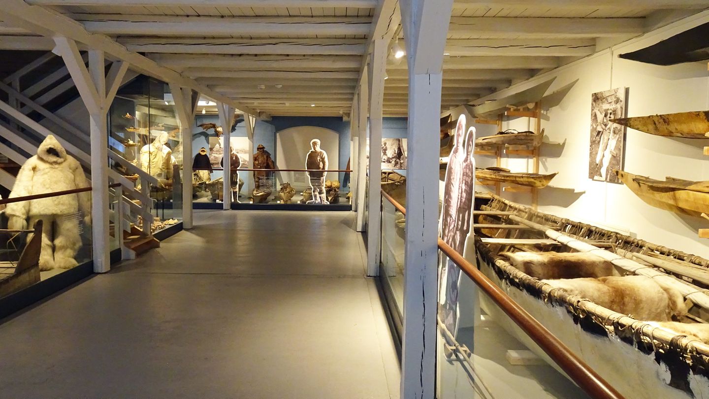 … und das Nunatta Katersugaasivia, das Nationalmuseum des Landes. In den Räumen gibt es Exponate aus der 4500 Jahre alten Kulturgeschichte Grönlands, darunter auch die 500 Jahre alten Mumien von Qilakitsoq