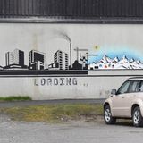 Kritisches Wandgemälde über die Zukunft Nuuks: Ist es nur eine Frage der Zeit, bis der wirtschaftliche Aufschwung in dieser Boomtown die Natur und alte Traditionen verdrängt hat?